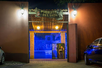 Entrada del Salón Pueblito del Lago iluminada por la noche